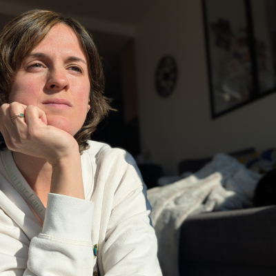 Femme envisageant un accompagnement parental pour retrouver son équilibre